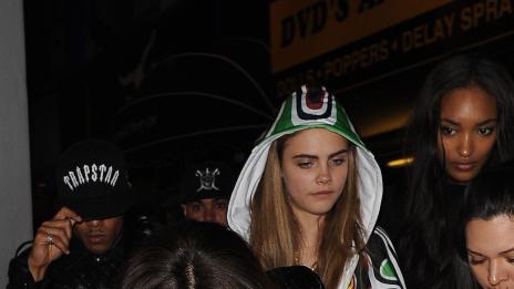 Фен рани Риана с бутилка заради Крис Браун