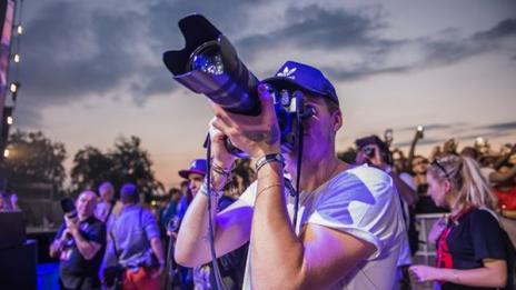 Бруклин Бекъм прекъсва следването си, ще стажува при фотограф