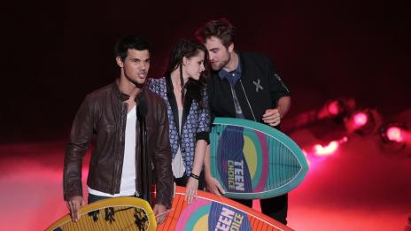 Кристен Стюарт сложи рога на Патинсън?!