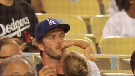 Дъщерята на Дейвид Бекъм го нахрани с бонбони