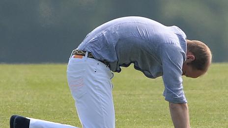 Принц Уилям на колене с бели панталони