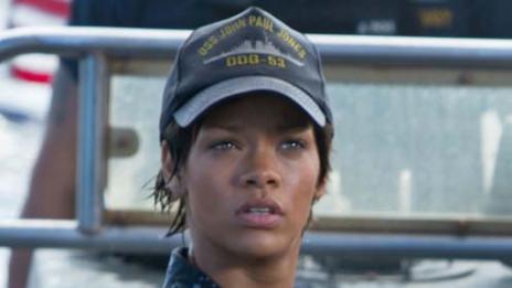 И Риана нахлузи войнишките одежди