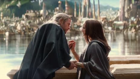 Крис Хемсуърт целувал жена си, а не Натали в „Тор“