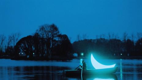 Луна, на една ръка разстояние