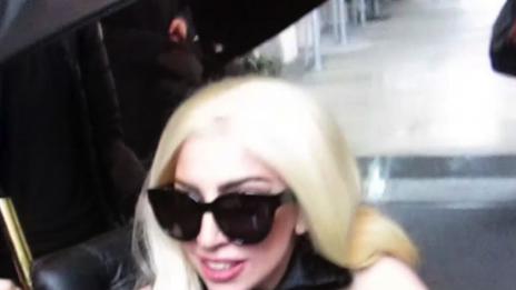 Гага се придвижва със златна инвалидна количка