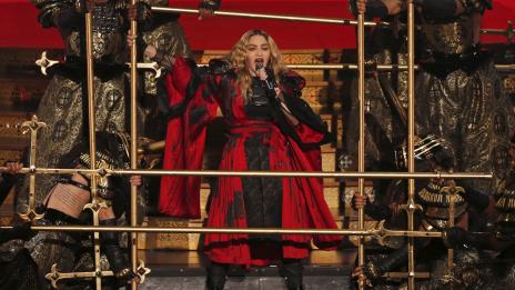 Мадона копае дъното, пак закъснява за концерт