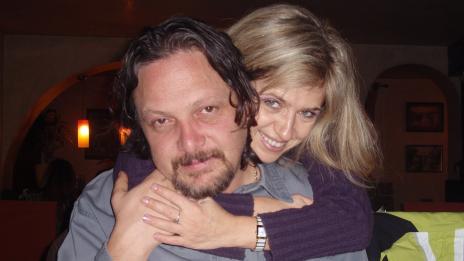 Нидал и Мадлен Алгафари поливат четвърт век брак