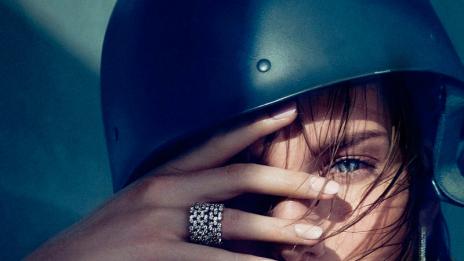 Мирно! Секси жена в униформа!