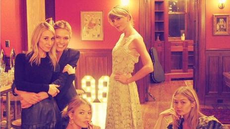 Шокиращата връзка между гаджетата и приятелките на Тейлър Суифт