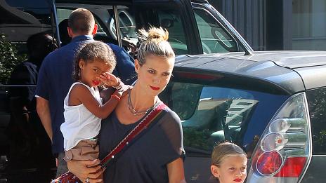 Дъщерите на Хайди Клум носят ярко червено червило