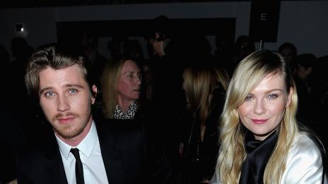 Красивото гадже на Кирстен Дънст влиза в модната индустрия