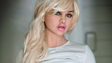 Феминистки и комунисти срещу парижки бордей със секс кукли