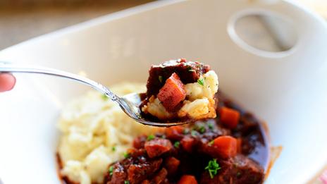 Яхния от месо с картофено пюре