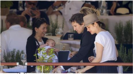 Папараци уловиха Марион Котияр за първи път с бебето ѝ