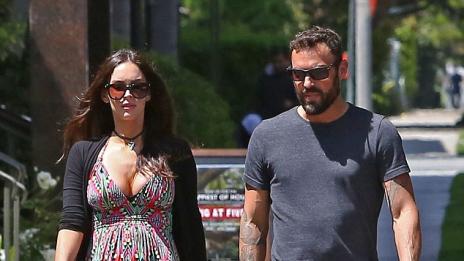 Меган Фокс чака бебе от отчуждения си съпруг