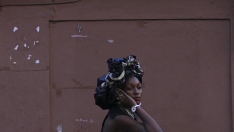 Мода на фона на мизерия