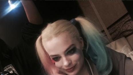 Марго Роби татуира Кара Делевин