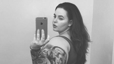 Пикантно и мощно: Красавица с провокативно селфи