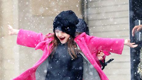 Сури Круз танцува щастливо в снега
