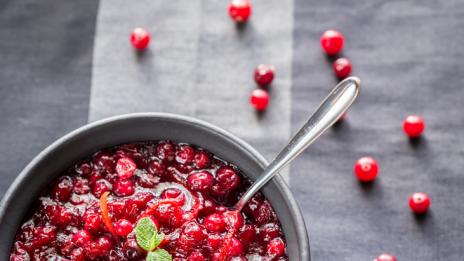 Видео рецепта: Плодова салата с червени боровинки