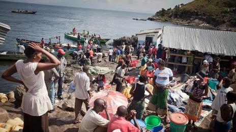 Бедната общност на богатите рибари в Африка