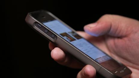 Зависимостта към смартфоните изяжда от съня ни