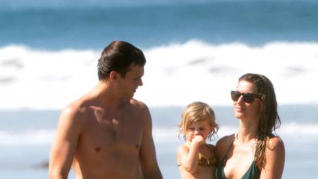 Том и Жизел се радват на семейната си идилия