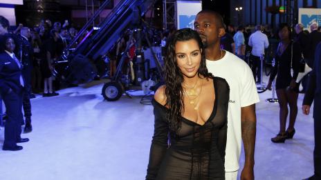 Нападнаха Ким Кардашян в хотел, прости се с милиони