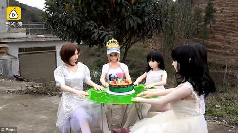 Китаец се разведе и заживя със седем секс кукли