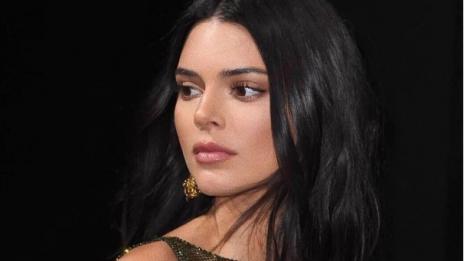 Чар или бедствие: Кендъл по голи гърди на червения килим в Кан