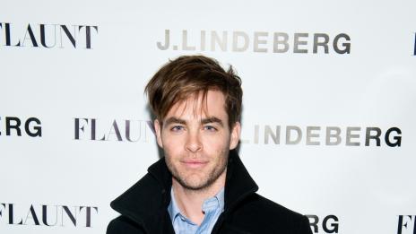 Майката на Крис Пайн му помага да влезе в образ