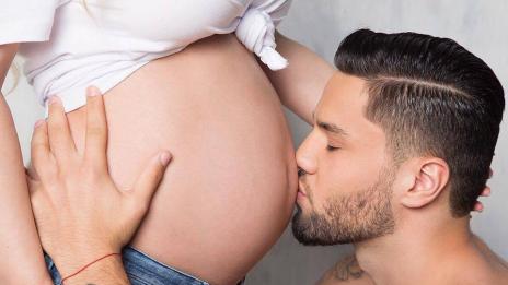 Деси Слава показа бременно коремче