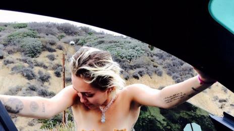 Майли Сайръс пак се разголи