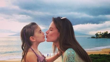 Алесандра Амброзио разпуска в Хавай