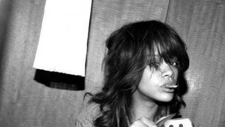 Риана зарадва фенове с „по-натурални“ снимки (снимка)