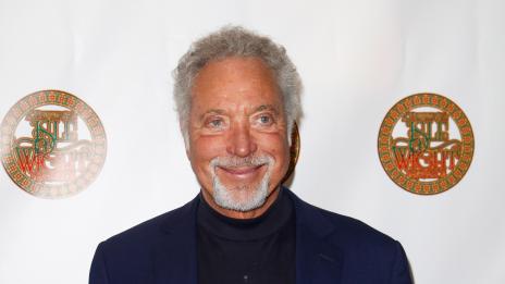 Том Джоунс влезе в болница