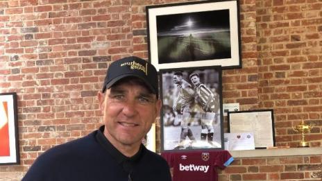 Вини Джоунс загуби съпругата си