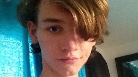 Ученик на Острова получи право да носи женски дрехи