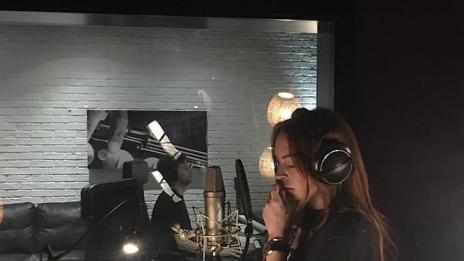 Линдзи пак пропя