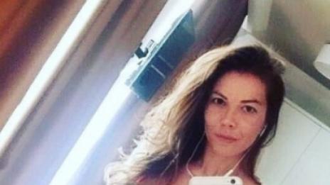 Чар или бедствие: И фолкпевицата Емилия свали дрехи и задръжки