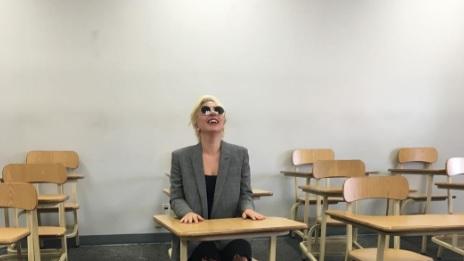 Честито! Лейди Гага най-накрая взе книжка