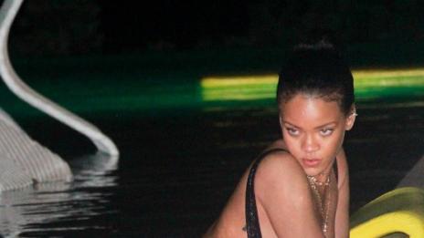 Риана показва прасковено дупе по бански