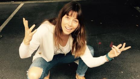 Джесика Бийл се храни под душа