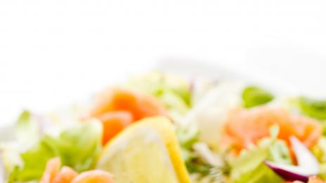 Гореща салата с филе от сьомга