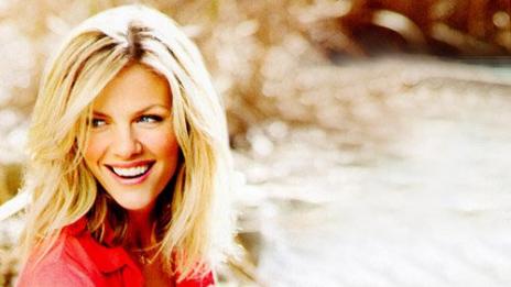 Бруклин Декър разкрива защо мъжете се обръщат след нея