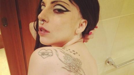 Лейди Гага показа новата си татуировка