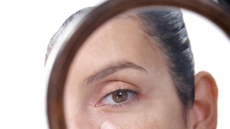 Ново лечение премахва торбичките под очите само за десет минути