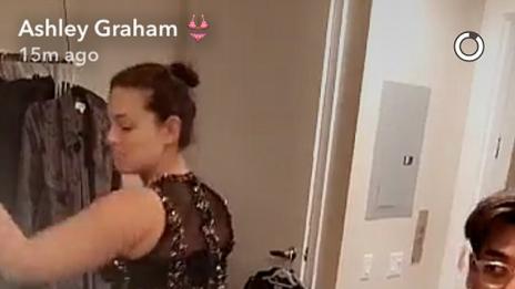 Ашли Греъм разкърши яка дупара, приятел я бара (ВИДЕО)