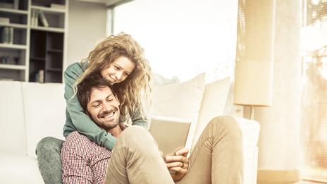 Защо твърдим, че обичаме, когато всъщност сме нещастни?