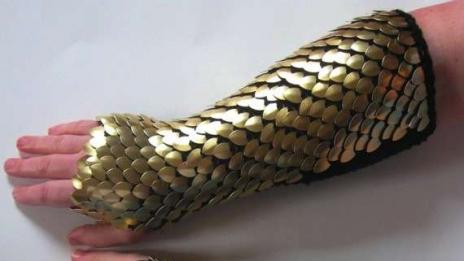 Готически блясък с драконови ръкавици